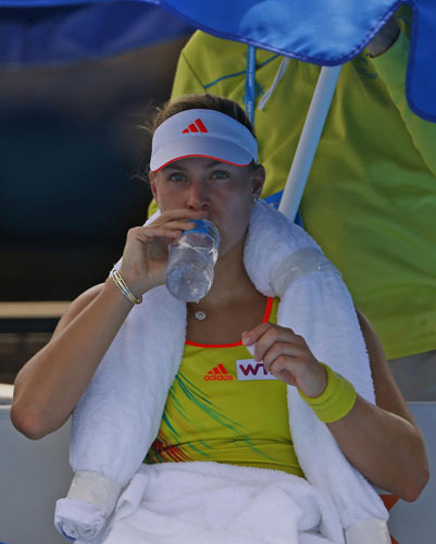 Kuznetsova overcomes Wozniacki, Li Na scorches through