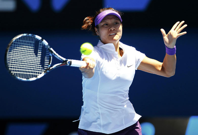 Li Na beats Sharapova to reach Australian Open final