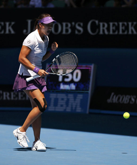 Li Na beats Sharapova to reach Australian Open final