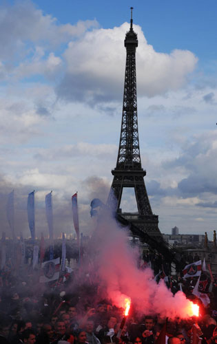 PSG's title celebrations marred by fan violence
