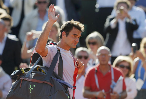 Tsonga leaves Federer wincing to reach French Open semis