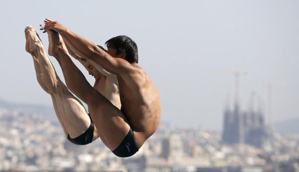 Chinese pair wins gold in men's 3m synchro springboard