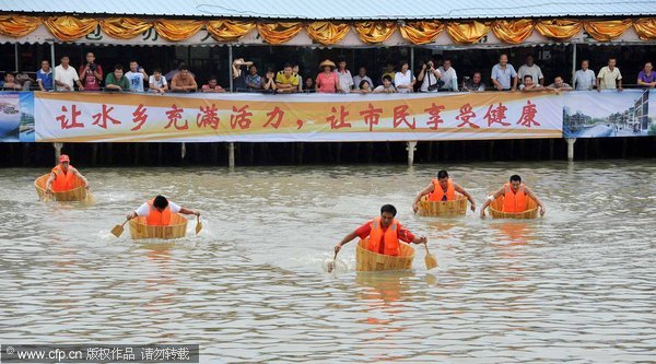 Bucket-racing farmers swap paddy for paddle
