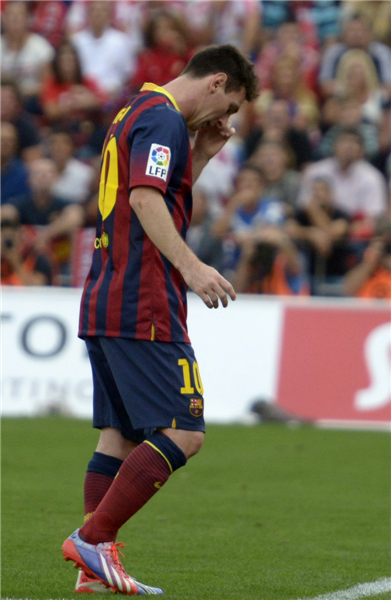 Messi injured in Barcelona win