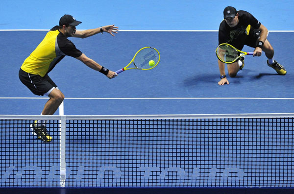 Spanish duo upset Bryan brothers in London finale