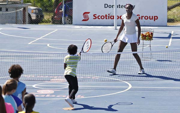 Williams sisiter, Olympic sprinters join in tennis clinic