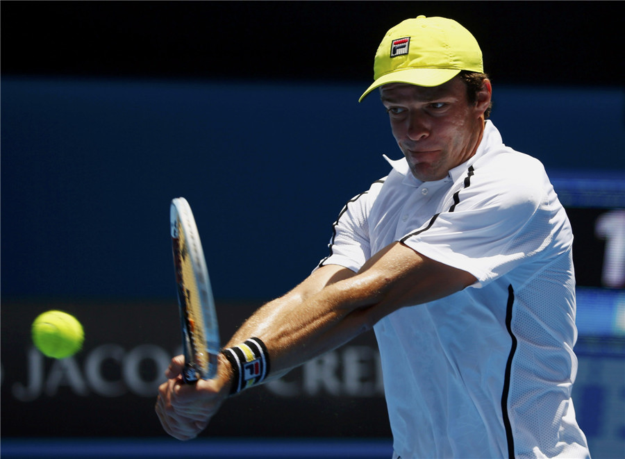 Federer advances to 4th round at Australian Open