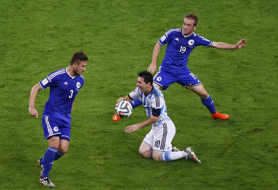 Messi scores and lifts Argentina 2-1 over Bosnia