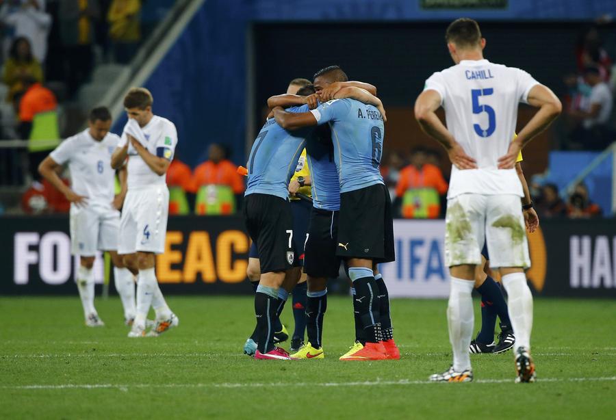 Suarez late winner put England on brink of elimination