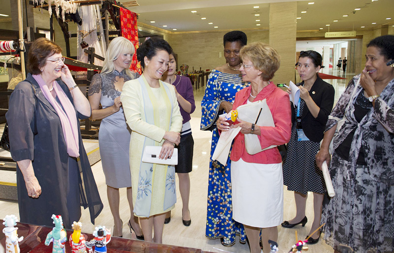 Peng Liyuan invites wives of foreign leaders to visit Nanjing Museum