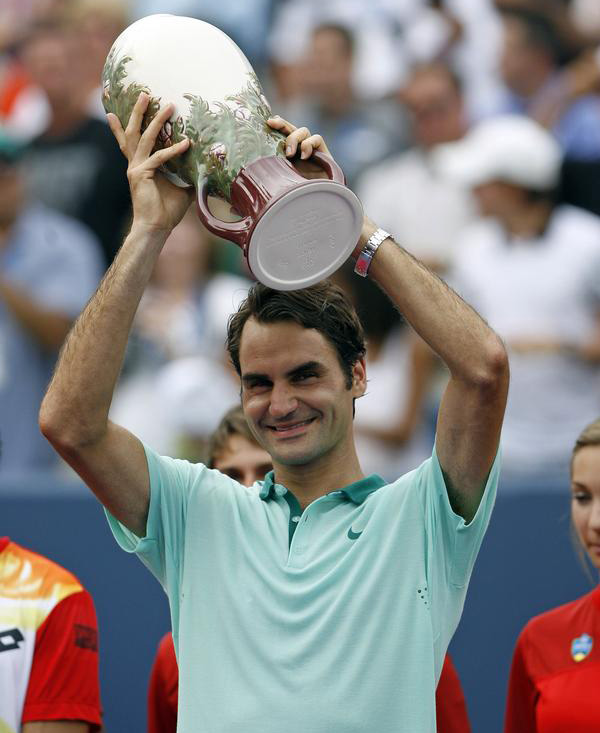 Federer, Serena Williams win at Cincinnati