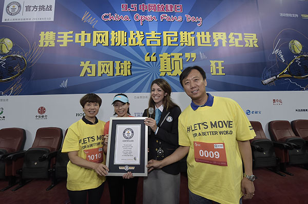 Guinness record set in Beijing for most people bouncing tennis balls
