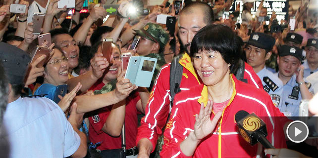 Victorious volleyball team receive heroes' welcome on return