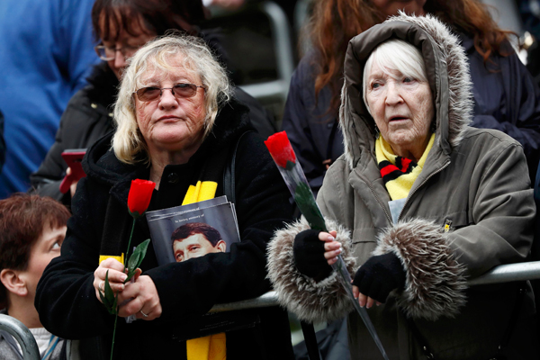 Fans pay tribute to former England soccer manager Graham Taylor