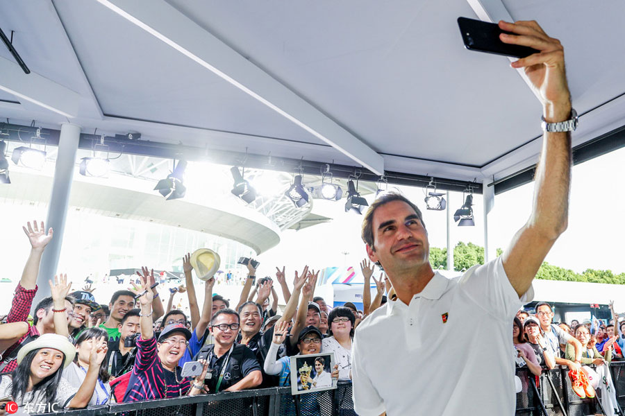 Federer catches Metro ahead of Shanghai Rolex Masters