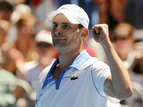 Federer, Wozniacki advance; Henin out