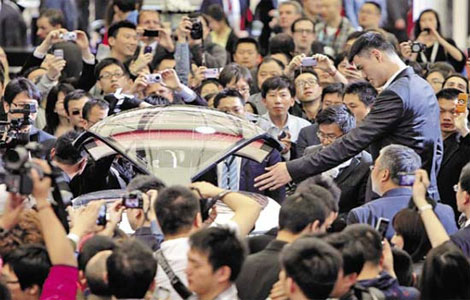 BMW uses Yao Ming to launch plug-in hybrid sedan