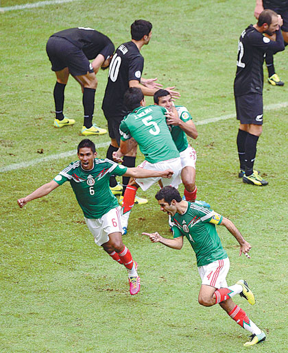 Mexico crushes Kiwis in playoff