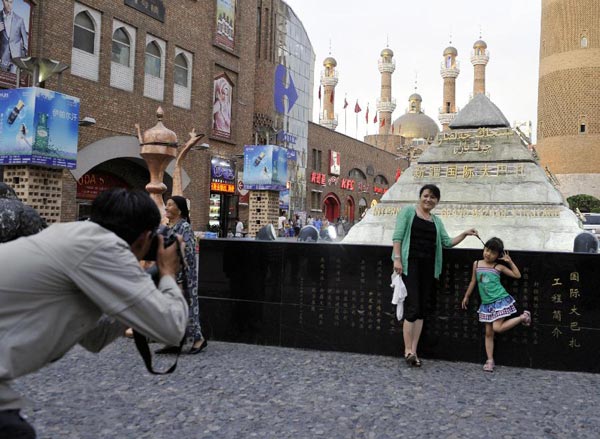 Int'l Grand Bazaar attract tourists in Xinjiang