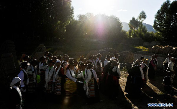 Tibetan farmers celebrate Ongkor Festival, praying for good harvest