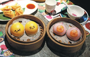 Oozing dim sum buns delight diners in Hong Kong restaurant