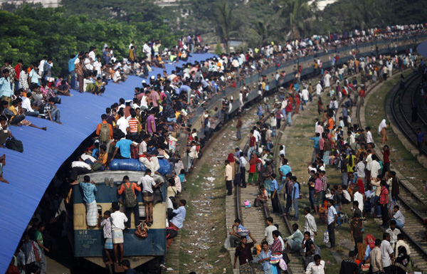 Train overcrowded as residents head home in Dhaka