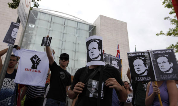 'Anonymous' protesters rally for Assange