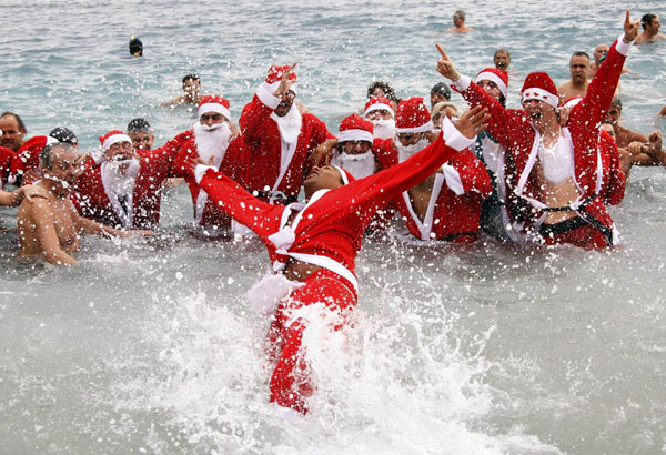 Santas swim in Christmas bath in Monaco