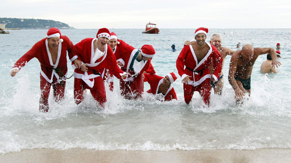 Santas swim in Christmas bath in Monaco
