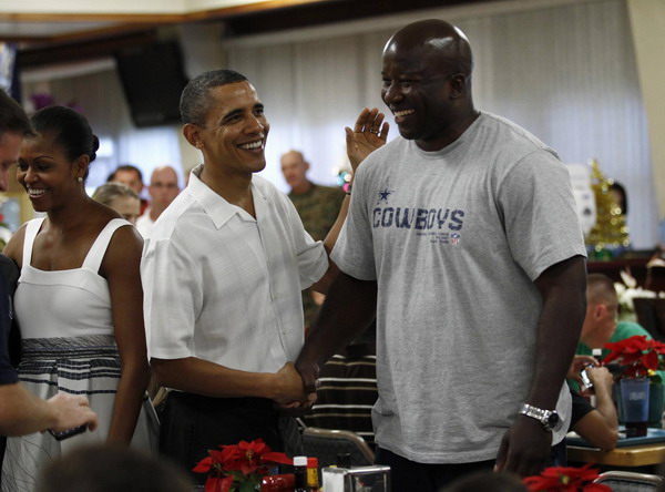 Obama pays Christmas visit to Hawaii Marine base