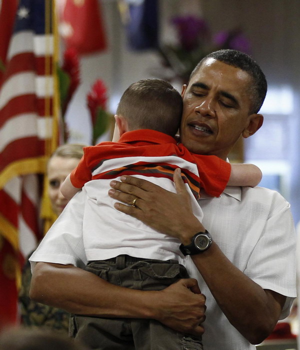 Obama pays Christmas visit to Hawaii Marine base