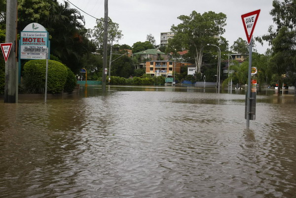 Australia city avoids worst in floods