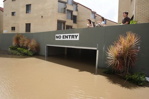 Australia city avoids worst in floods