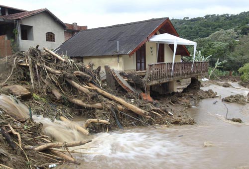 Brazil flood deaths rise to 400; rescuers struggle