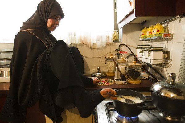 Iran armless woman lives independent life with feet