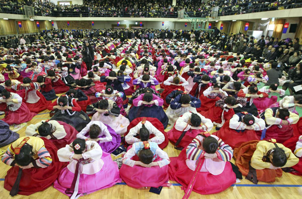 Graduates bow to teachers and parents in Seoul