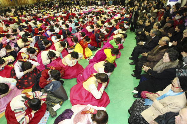 Graduates bow to teachers and parents in Seoul
