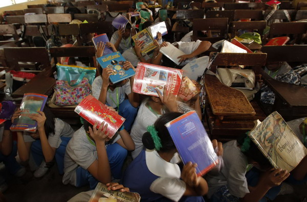 Students practise earthquake drill in Manila