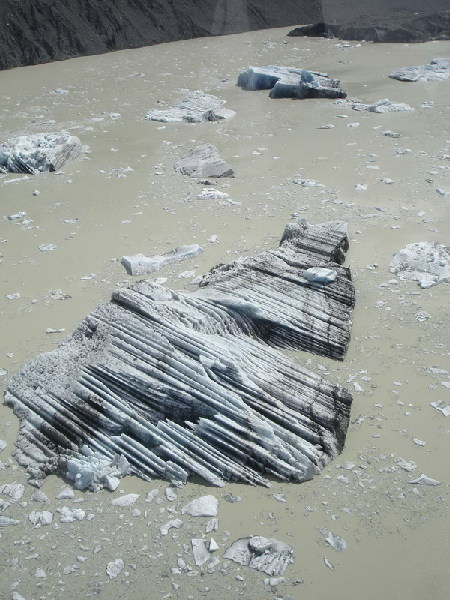 NZ quake sends 30m tons of ice loose from glacier
