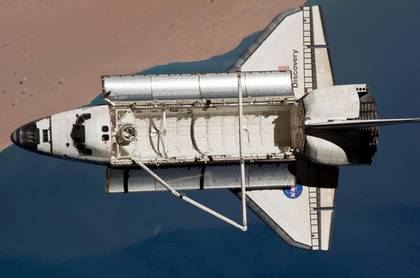 Shuttle Discovery heads toward its final landing