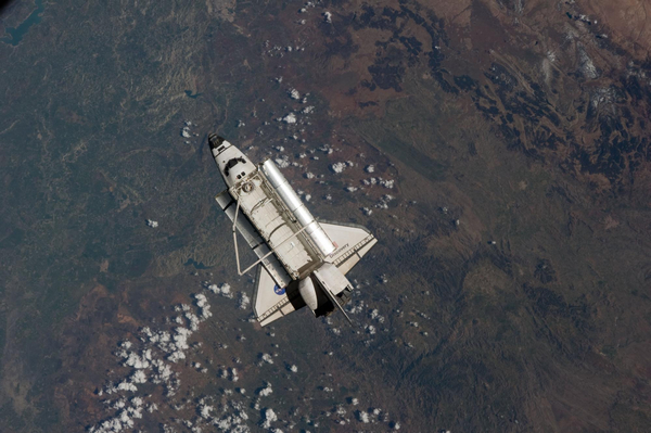 Shuttle Discovery heads toward its final landing