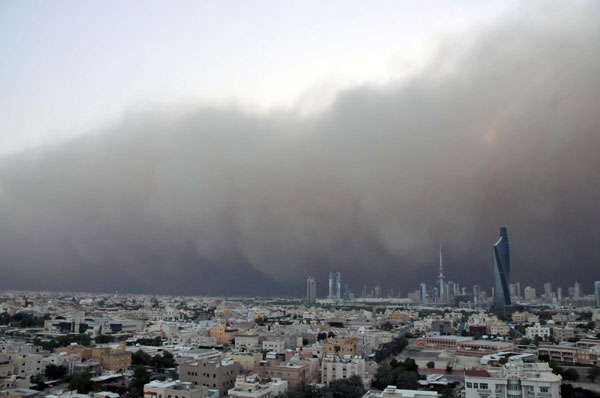 Dust clouds engulf Kuwait City