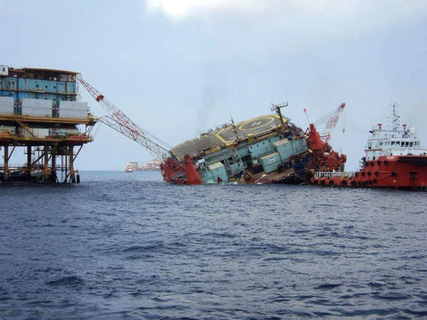 713 Mexico workers evacuate collapsing platform