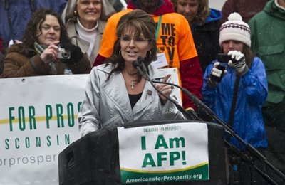 Palin back in the political spotlight with feisty speech