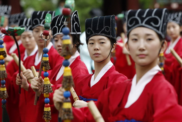 Korean students consecrate philosopher Confucius