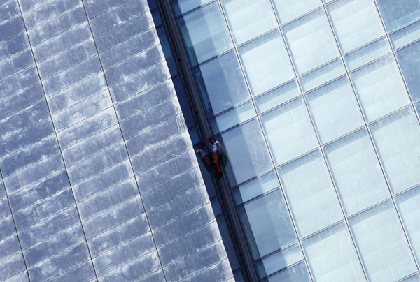 'Spiderman' climbs highest building in Turkey