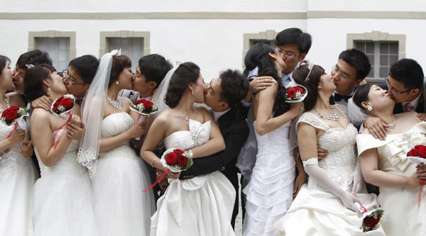 Chinese newlyweds tour German town