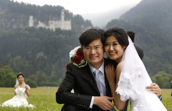 Chinese newlyweds tour German town