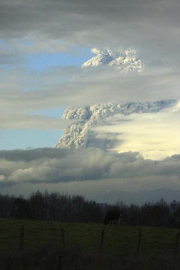 Volcano erupts in Chile, forcing exodus