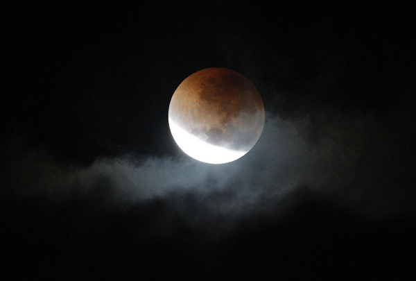 Total lunar eclipse turns the moon red